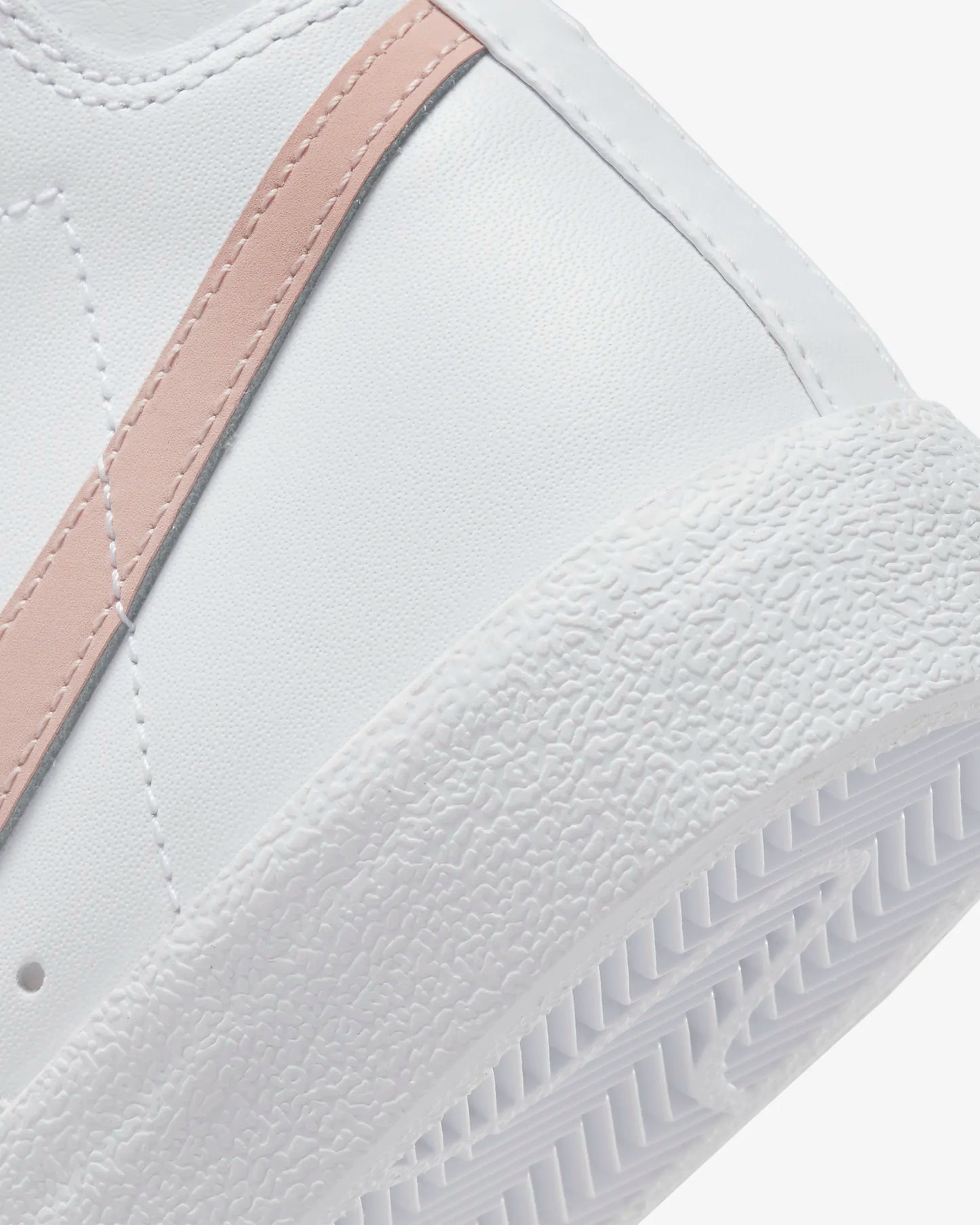 Nike Women's Blazer Mid '77 Shoes, White/Peach/Summit White/Pink Oxford